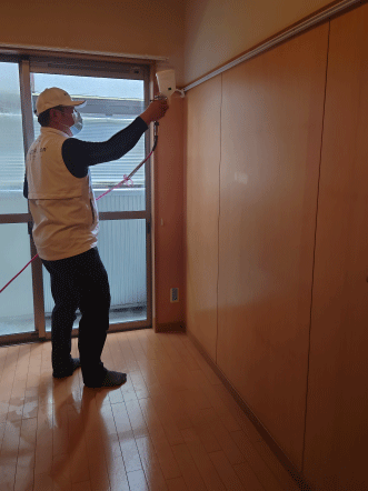 ④スプレーガンを用いて DEOFACTOR CASAを吹付施工