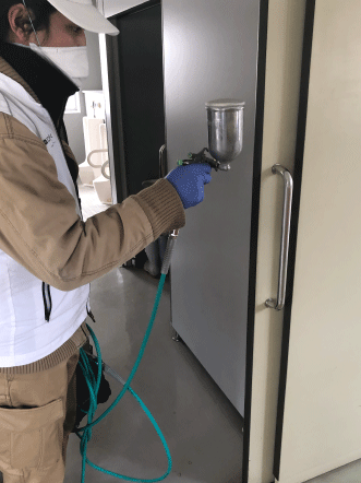 ④スプレーガンを用いて DEOFACTOR CASAを吹付施工